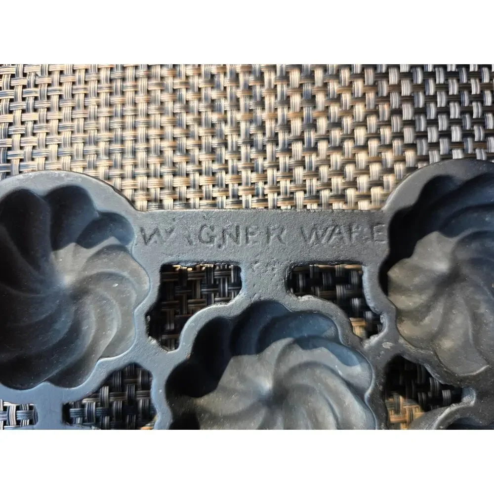 Vintage Wagner Cast Iron Turks Head Muffin Pan C